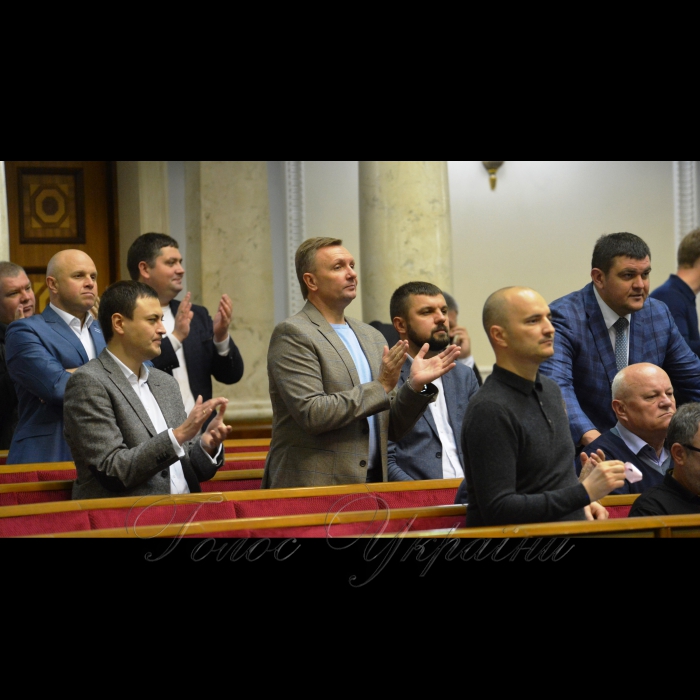 6 жовтня 2017 відбулося ранкове пленарне засідання Верховної Ради України.
Голова Верховної Ради України Андрій Парубій, відкривши ранкове засідання, нагадав, що зараз буде продовжено розгляд законопроектів про особливості державної політики із забезпечення державного суверенітету України над тимчасово окупованими територіями в Донецькій та Луганській областях.
В обговоренні законопроекту взяли участь представники депутатських фракцій і груп.
Представники фракцій заявляли про вимоги вилучити з тексту законопроекту будь-які норми, які стосуються посилання на Мінські угоди. 
Промовці також пропонували включити до законопроекту положення про деокупацію Криму. 
За результатами голосування законопроект 233 голосами прийнято за основу.