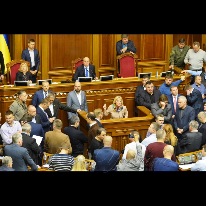 6 жовтня 2017 відбулося ранкове пленарне засідання Верховної Ради України.
Голова Верховної Ради України Андрій Парубій, відкривши ранкове засідання, нагадав, що зараз буде продовжено розгляд законопроектів про особливості державної політики із забезпечення державного суверенітету України над тимчасово окупованими територіями в Донецькій та Луганській областях.
В обговоренні законопроекту взяли участь представники депутатських фракцій і груп.
Представники фракцій заявляли про вимоги вилучити з тексту законопроекту будь-які норми, які стосуються посилання на Мінські угоди. 
Промовці також пропонували включити до законопроекту положення про деокупацію Криму. 
За результатами голосування законопроект 233 голосами прийнято за основу.