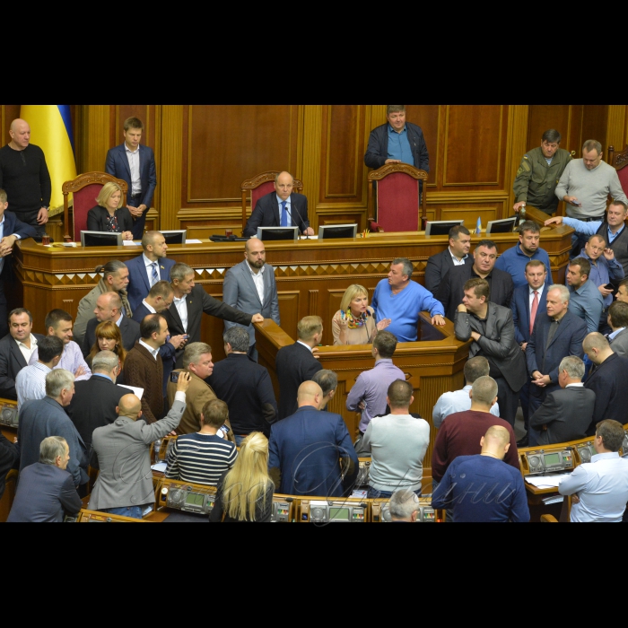 6 жовтня 2017 відбулося ранкове пленарне засідання Верховної Ради України.
Голова Верховної Ради України Андрій Парубій, відкривши ранкове засідання, нагадав, що зараз буде продовжено розгляд законопроектів про особливості державної політики із забезпечення державного суверенітету України над тимчасово окупованими територіями в Донецькій та Луганській областях.
В обговоренні законопроекту взяли участь представники депутатських фракцій і груп.
Представники фракцій заявляли про вимоги вилучити з тексту законопроекту будь-які норми, які стосуються посилання на Мінські угоди. 
Промовці також пропонували включити до законопроекту положення про деокупацію Криму. 
За результатами голосування законопроект 233 голосами прийнято за основу.