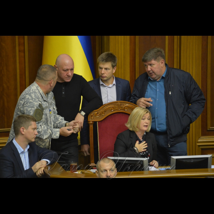6 жовтня 2017 відбулося ранкове пленарне засідання Верховної Ради України.
Голова Верховної Ради України Андрій Парубій, відкривши ранкове засідання, нагадав, що зараз буде продовжено розгляд законопроектів про особливості державної політики із забезпечення державного суверенітету України над тимчасово окупованими територіями в Донецькій та Луганській областях.
В обговоренні законопроекту взяли участь представники депутатських фракцій і груп.
Представники фракцій заявляли про вимоги вилучити з тексту законопроекту будь-які норми, які стосуються посилання на Мінські угоди. 
Промовці також пропонували включити до законопроекту положення про деокупацію Криму. 
За результатами голосування законопроект 233 голосами прийнято за основу.