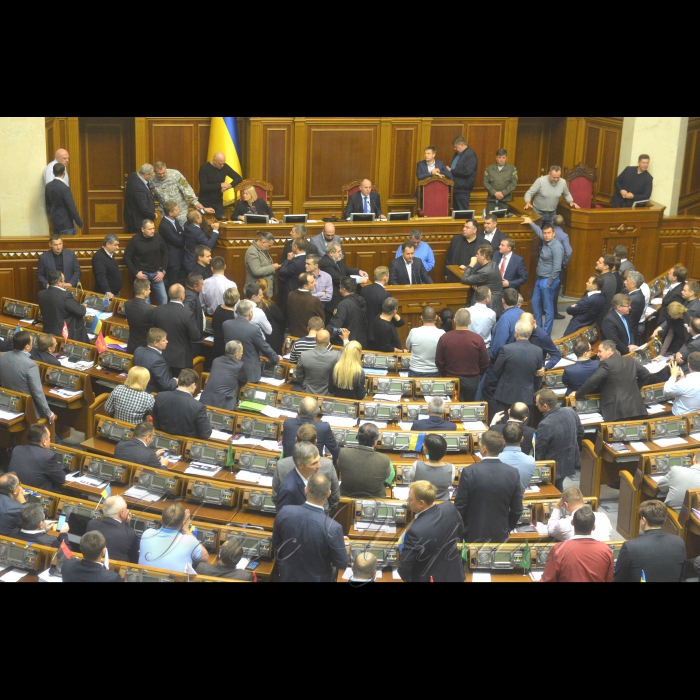 6 жовтня 2017 відбулося ранкове пленарне засідання Верховної Ради України.
Голова Верховної Ради України Андрій Парубій, відкривши ранкове засідання, нагадав, що зараз буде продовжено розгляд законопроектів про особливості державної політики із забезпечення державного суверенітету України над тимчасово окупованими територіями в Донецькій та Луганській областях.
В обговоренні законопроекту взяли участь представники депутатських фракцій і груп.
Представники фракцій заявляли про вимоги вилучити з тексту законопроекту будь-які норми, які стосуються посилання на Мінські угоди. 
Промовці також пропонували включити до законопроекту положення про деокупацію Криму. 
За результатами голосування законопроект 233 голосами прийнято за основу.