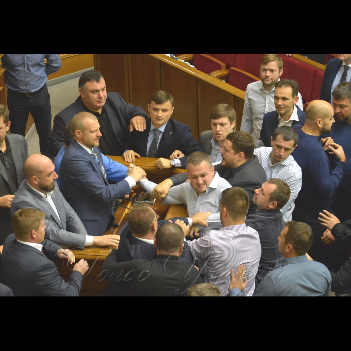 6 жовтня 2017 відбулося ранкове пленарне засідання Верховної Ради України.
Голова Верховної Ради України Андрій Парубій, відкривши ранкове засідання, нагадав, що зараз буде продовжено розгляд законопроектів про особливості державної політики із забезпечення державного суверенітету України над тимчасово окупованими територіями в Донецькій та Луганській областях.
В обговоренні законопроекту взяли участь представники депутатських фракцій і груп.
Представники фракцій заявляли про вимоги вилучити з тексту законопроекту будь-які норми, які стосуються посилання на Мінські угоди. 
Промовці також пропонували включити до законопроекту положення про деокупацію Криму. 
За результатами голосування законопроект 233 голосами прийнято за основу.