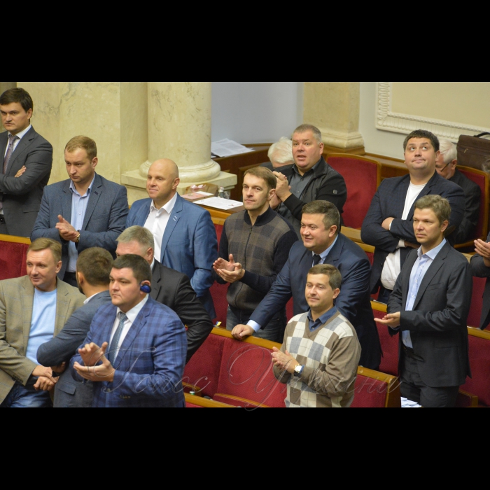 6 жовтня 2017 відбулося ранкове пленарне засідання Верховної Ради України.
Голова Верховної Ради України Андрій Парубій, відкривши ранкове засідання, нагадав, що зараз буде продовжено розгляд законопроектів про особливості державної політики із забезпечення державного суверенітету України над тимчасово окупованими територіями в Донецькій та Луганській областях.
В обговоренні законопроекту взяли участь представники депутатських фракцій і груп.
Представники фракцій заявляли про вимоги вилучити з тексту законопроекту будь-які норми, які стосуються посилання на Мінські угоди. 
Промовці також пропонували включити до законопроекту положення про деокупацію Криму. 
За результатами голосування законопроект 233 голосами прийнято за основу.