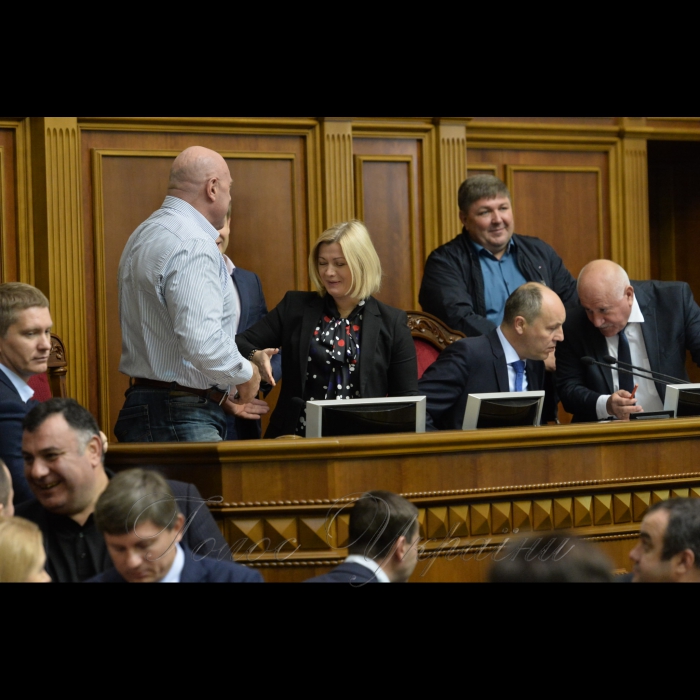 6 жовтня 2017 Відбулося ранкове пленарне засідання Верховної Ради України.
Голова Верховної Ради України Андрій Парубій, відкривши ранкове засідання, нагадав, що зараз буде продовжено розгляд законопроектів про особливості державної політики із забезпечення державного суверенітету України над тимчасово окупованими територіями в Донецькій та Луганській областях.