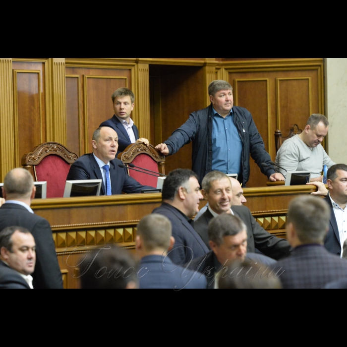 6 жовтня 2017 Відбулося ранкове пленарне засідання Верховної Ради України.
Голова Верховної Ради України Андрій Парубій, відкривши ранкове засідання, нагадав, що зараз буде продовжено розгляд законопроектів про особливості державної політики із забезпечення державного суверенітету України над тимчасово окупованими територіями в Донецькій та Луганській областях.