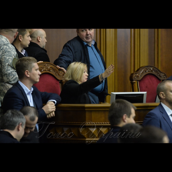 6 жовтня 2017 Відбулося ранкове пленарне засідання Верховної Ради України.
Голова Верховної Ради України Андрій Парубій, відкривши ранкове засідання, нагадав, що зараз буде продовжено розгляд законопроектів про особливості державної політики із забезпечення державного суверенітету України над тимчасово окупованими територіями в Донецькій та Луганській областях.