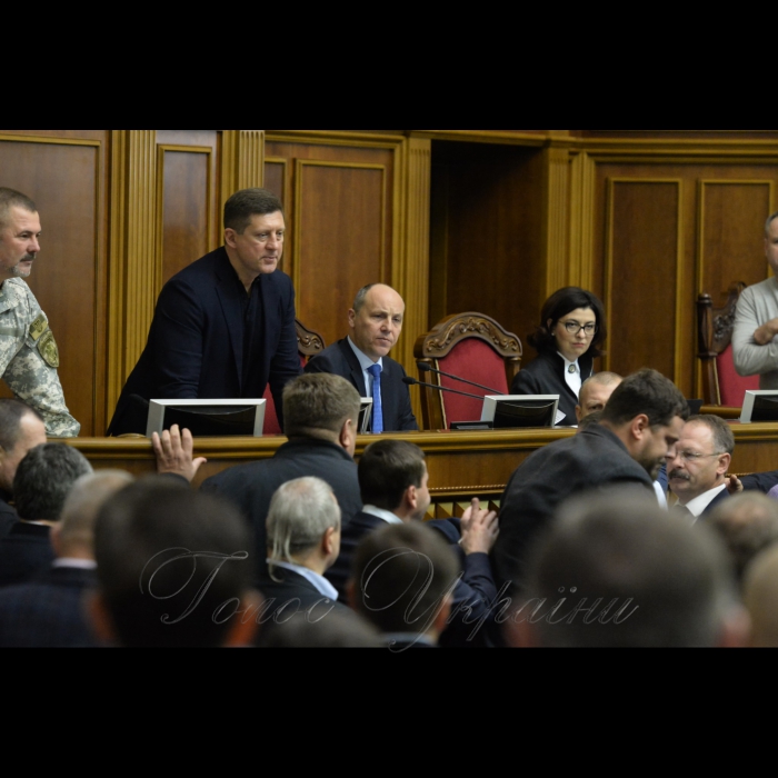 6 жовтня 2017 Відбулося ранкове пленарне засідання Верховної Ради України.
Голова Верховної Ради України Андрій Парубій, відкривши ранкове засідання, нагадав, що зараз буде продовжено розгляд законопроектів про особливості державної політики із забезпечення державного суверенітету України над тимчасово окупованими територіями в Донецькій та Луганській областях.