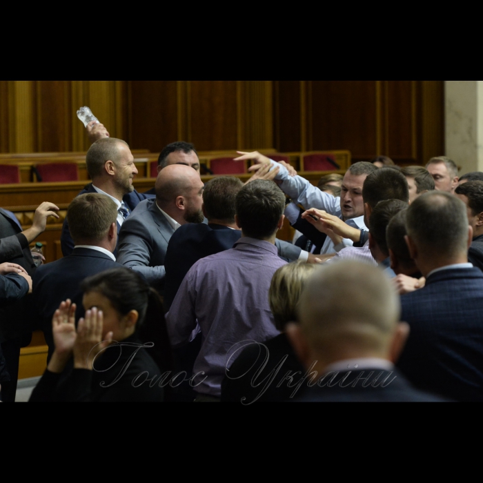6 жовтня 2017 Відбулося ранкове пленарне засідання Верховної Ради України.
Голова Верховної Ради України Андрій Парубій, відкривши ранкове засідання, нагадав, що зараз буде продовжено розгляд законопроектів про особливості державної політики із забезпечення державного суверенітету України над тимчасово окупованими територіями в Донецькій та Луганській областях.