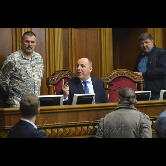 6 жовтня 2017 Відбулося ранкове пленарне засідання Верховної Ради України.
Голова Верховної Ради України Андрій Парубій, відкривши ранкове засідання, нагадав, що зараз буде продовжено розгляд законопроектів про особливості державної політики із забезпечення державного суверенітету України над тимчасово окупованими територіями в Донецькій та Луганській областях.