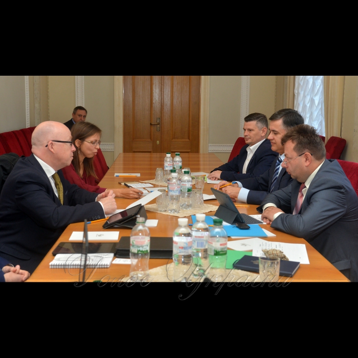10 жовтня 2017 у рамках обміну досвідом з секретаріатами європейських парламентів відбувся дводенний візит делегації секретаріату Парламенту Шотландії до Верховної Ради України.
Темами зустрічей були: «Забезпечення відкритості і ефективності роботи Апарату Парламенту», «Головні проблеми реформування Апарату Верховної Ради України, обговорення основних проектів реформ», «Законодавча процедура і юридична експертиза законопроектів, участь громадськості у законотворчому процесі», «Парламентська служба, кадрова політика», «Комунікаційна стратегія Парламенту, зв’язок з громадськістю», «Інформаційна стратегія Парламенту, кібернетична безпека», «Електронний документообіг, документальне забезпечення роботи Парламенту», «Стратегічне планування діяльності парламентів, робота з комітетами», «Дослідницька служба Парламенту», «Законодавча процедура». 
У зустрічах взяли участь Перший заступник керівника Апарату-керуючий справами Петро Боднар, Заступники керівника Апарату Володимир Слишинський, Микола Шевчук, керівники управлінь та відділів підрозділів: Олексій Сидоренко, Михайло Теплюк, Микола Майборода, Сергій Горячев, Ірина Кармелюк, Максим Хлапук, Володимир Зеленьов, Наталія Адамович, Світлана Гнатенко, Андрій Ришелюк, Віталій Максим’як, В’ячеслав Локшин.