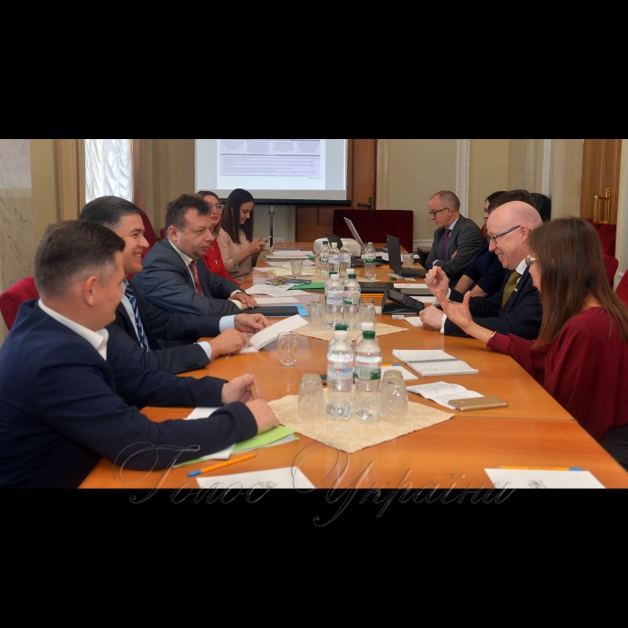 10 жовтня 2017 у рамках обміну досвідом з секретаріатами європейських парламентів відбувся дводенний візит делегації секретаріату Парламенту Шотландії до Верховної Ради України.
Темами зустрічей були: «Забезпечення відкритості і ефективності роботи Апарату Парламенту», «Головні проблеми реформування Апарату Верховної Ради України, обговорення основних проектів реформ», «Законодавча процедура і юридична експертиза законопроектів, участь громадськості у законотворчому процесі», «Парламентська служба, кадрова політика», «Комунікаційна стратегія Парламенту, зв’язок з громадськістю», «Інформаційна стратегія Парламенту, кібернетична безпека», «Електронний документообіг, документальне забезпечення роботи Парламенту», «Стратегічне планування діяльності парламентів, робота з комітетами», «Дослідницька служба Парламенту», «Законодавча процедура». 
У зустрічах взяли участь Перший заступник керівника Апарату-керуючий справами Петро Боднар, Заступники керівника Апарату Володимир Слишинський, Микола Шевчук, керівники управлінь та відділів підрозділів: Олексій Сидоренко, Михайло Теплюк, Микола Майборода, Сергій Горячев, Ірина Кармелюк, Максим Хлапук, Володимир Зеленьов, Наталія Адамович, Світлана Гнатенко, Андрій Ришелюк, Віталій Максим’як, В’ячеслав Локшин.