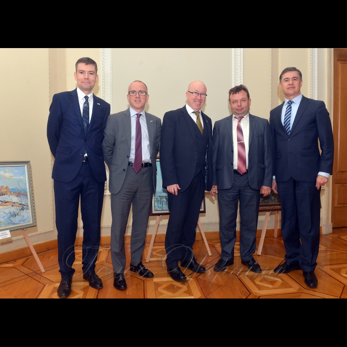 10 жовтня 2017 у рамках обміну досвідом з секретаріатами європейських парламентів відбувся дводенний візит делегації секретаріату Парламенту Шотландії до Верховної Ради України.
Темами зустрічей були: «Забезпечення відкритості і ефективності роботи Апарату Парламенту», «Головні проблеми реформування Апарату Верховної Ради України, обговорення основних проектів реформ», «Законодавча процедура і юридична експертиза законопроектів, участь громадськості у законотворчому процесі», «Парламентська служба, кадрова політика», «Комунікаційна стратегія Парламенту, зв’язок з громадськістю», «Інформаційна стратегія Парламенту, кібернетична безпека», «Електронний документообіг, документальне забезпечення роботи Парламенту», «Стратегічне планування діяльності парламентів, робота з комітетами», «Дослідницька служба Парламенту», «Законодавча процедура». 
У зустрічах взяли участь Перший заступник керівника Апарату-керуючий справами Петро Боднар, Заступники керівника Апарату Володимир Слишинський, Микола Шевчук, керівники управлінь та відділів підрозділів: Олексій Сидоренко, Михайло Теплюк, Микола Майборода, Сергій Горячев, Ірина Кармелюк, Максим Хлапук, Володимир Зеленьов, Наталія Адамович, Світлана Гнатенко, Андрій Ришелюк, Віталій Максим’як, В’ячеслав Локшин.
Керівник Управління комп'ютеризованих систем Апарату Верховної Ради України Олексій Сидоренко, перший заступник Керівника Апарату Верховної Ради України Володимир Слишинський (справа наліво) з учасниками делегації Секретаріату Парламенту Шотландії.