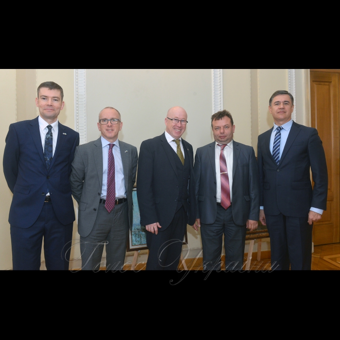 10 жовтня 2017 у рамках обміну досвідом з секретаріатами європейських парламентів відбувся дводенний візит делегації секретаріату Парламенту Шотландії до Верховної Ради України.
Темами зустрічей були: «Забезпечення відкритості і ефективності роботи Апарату Парламенту», «Головні проблеми реформування Апарату Верховної Ради України, обговорення основних проектів реформ», «Законодавча процедура і юридична експертиза законопроектів, участь громадськості у законотворчому процесі», «Парламентська служба, кадрова політика», «Комунікаційна стратегія Парламенту, зв’язок з громадськістю», «Інформаційна стратегія Парламенту, кібернетична безпека», «Електронний документообіг, документальне забезпечення роботи Парламенту», «Стратегічне планування діяльності парламентів, робота з комітетами», «Дослідницька служба Парламенту», «Законодавча процедура». 
У зустрічах взяли участь Перший заступник керівника Апарату-керуючий справами Петро Боднар, Заступники керівника Апарату Володимир Слишинський, Микола Шевчук, керівники управлінь та відділів підрозділів: Олексій Сидоренко, Михайло Теплюк, Микола Майборода, Сергій Горячев, Ірина Кармелюк, Максим Хлапук, Володимир Зеленьов, Наталія Адамович, Світлана Гнатенко, Андрій Ришелюк, Віталій Максим’як, В’ячеслав Локшин.
Керівник Управління комп'ютеризованих систем Апарату Верховної Ради України Олексій Сидоренко, перший заступник Керівника Апарату Верховної Ради України Володимир Слишинський (справа наліво) з учасниками делегації Секретаріату Парламенту Шотландії.