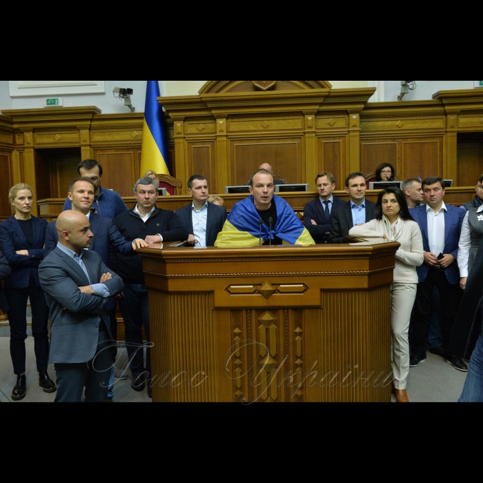 Пленарне засідання Верховної Ради України. Єгор Соболєв закликав відкласти розгляд медичної реформи, яка стоїть у порядку денному ВР першою, та вже у вівторок взятися за розгляд законопроектів, ухвалення яких вимагає мітинг під стінами Ради. Йдеться про скасування депутатської недоторканості, створення антикорупційного суду та запровадження виборів за відкритими списками.