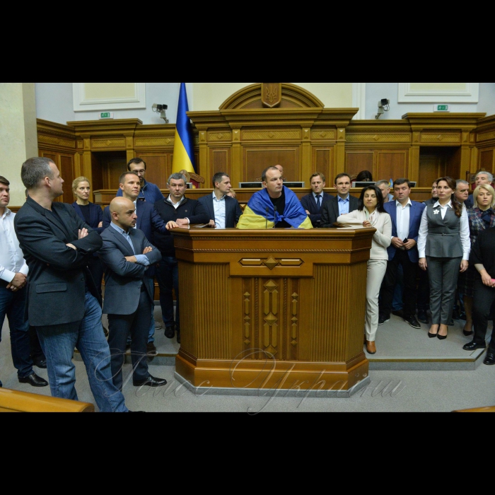 Пленарне засідання Верховної Ради України. Єгор Соболєв закликав відкласти розгляд медичної реформи, яка стоїть у порядку денному ВР першою, та вже у вівторок взятися за розгляд законопроектів, ухвалення яких вимагає мітинг під стінами Ради. Йдеться про скасування депутатської недоторканості, створення антикорупційного суду та запровадження виборів за відкритими списками.
