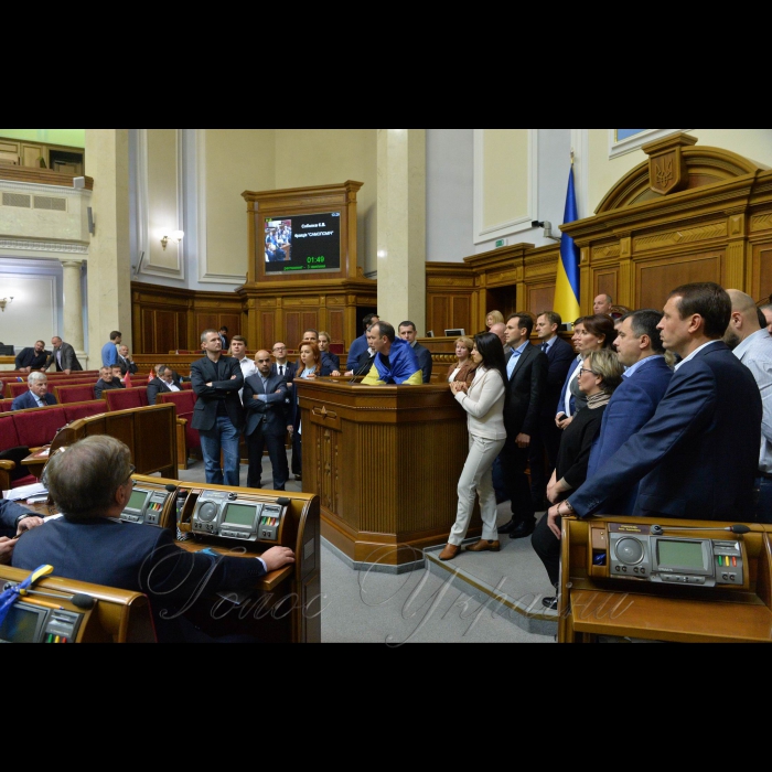 Пленарне засідання Верховної Ради України. Єгор Соболєв закликав відкласти розгляд медичної реформи, яка стоїть у порядку денному ВР першою, та вже у вівторок взятися за розгляд законопроектів, ухвалення яких вимагає мітинг під стінами Ради. Йдеться про скасування депутатської недоторканості, створення антикорупційного суду та запровадження виборів за відкритими списками.