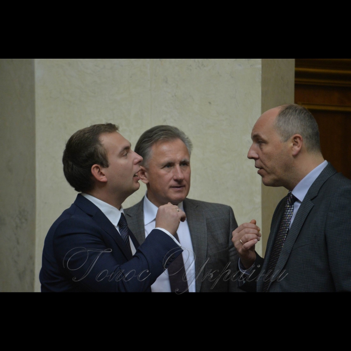 Пленарне засідання Верховної Ради України. Голова ВР Андрій Парубій (крайній справа) та працівники МОЗ України.