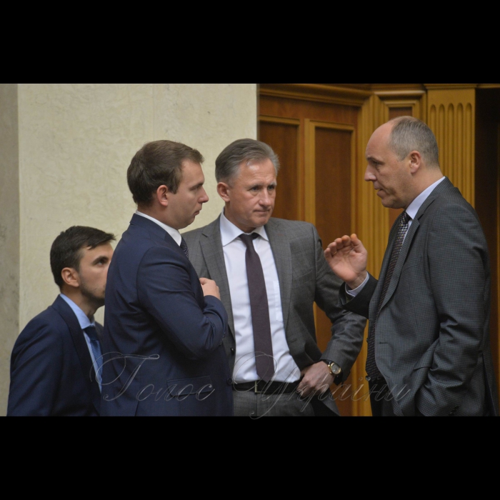 Пленарне засідання Верховної Ради України. Голова ВР Андрій Парубій (крайній справа) та працівники МОЗ України.