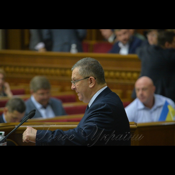 Пленарне засідання Верховної Ради України
А.Парубій повідомив, що у засіданні беруть участь члени Кабінету Міністрів на чолі з Прем’єр-міністром Володимиром Гройсманом. Міністр соціальної політики України Рева Андрій 
Розпочалася «година запитань до Уряду».
Він надав слово для виступу Міністру соціальної політики Андрію Реві, який доповів про хід реалізації Закону України «Про внесення змін до деяких законодавчих актів України щодо підвищення пенсій».
