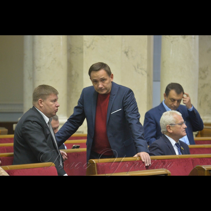 Пленарне засідання Верховної Ради України
А.Парубій повідомив, що у засіданні беруть участь члени Кабінету Міністрів на чолі з Прем’єр-міністром Володимиром Гройсманом. Юрій Мамчур -БПП, Костянтин Яриніч -БПП, Олександр Співаковський
Розпочалася «година запитань до Уряду».
Він надав слово для виступу Міністру соціальної політики Андрію Реві, який доповів про хід реалізації Закону України «Про внесення змін до деяких законодавчих актів України щодо підвищення пенсій».

