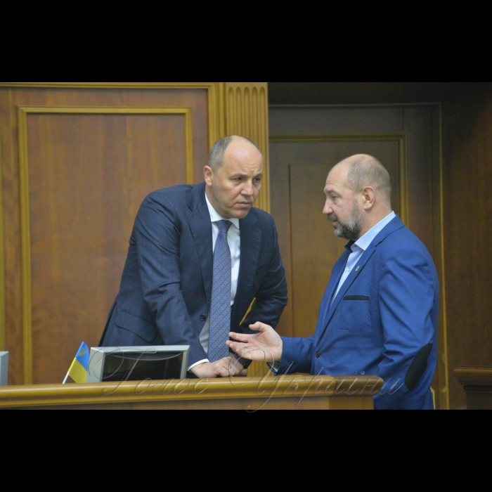 Пленарне засідання Верховної Ради України
А.Парубій повідомив, що у засіданні беруть участь члени Кабінету Міністрів на чолі з Прем’єр-міністром Володимиром Гройсманом. Андрій Парубій, Мельничук Сергій 
Розпочалася «година запитань до Уряду».
Він надав слово для виступу Міністру соціальної політики Андрію Реві, який доповів про хід реалізації Закону України «Про внесення змін до деяких законодавчих актів України щодо підвищення пенсій».

