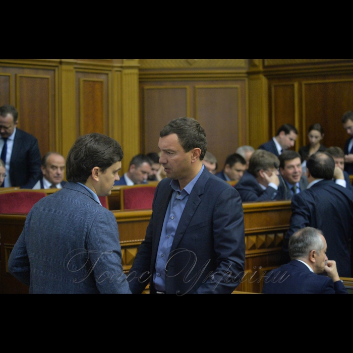 Пленарне засідання Верховної Ради України
А.Парубій повідомив, що у засіданні беруть участь члени Кабінету Міністрів на чолі з Прем’єр-міністром Володимиром Гройсманом. Писаренко, Іванчук
Розпочалася «година запитань до Уряду».
Він надав слово для виступу Міністру соціальної політики Андрію Реві, який доповів про хід реалізації Закону України «Про внесення змін до деяких законодавчих актів України щодо підвищення пенсій».
