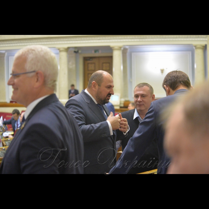 Пленарне засідання Верховної Ради України
А.Парубій повідомив, що у засіданні беруть участь члени Кабінету Міністрів на чолі з Прем’єр-міністром Володимиром Гройсманом. Народний депутат Борис Розенблат -у центрі
Розпочалася «година запитань до Уряду».
Він надав слово для виступу Міністру соціальної політики Андрію Реві, який доповів про хід реалізації Закону України «Про внесення змін до деяких законодавчих актів України щодо підвищення пенсій».
