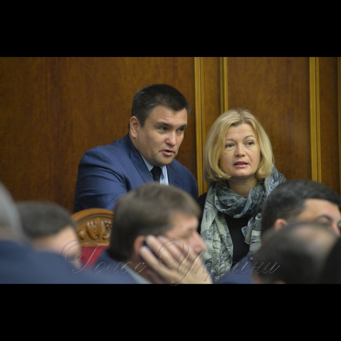 Пленарне засідання Верховної Ради України
А.Парубій повідомив, що у засіданні беруть участь члени Кабінету Міністрів на чолі з Прем’єр-міністром Володимиром Гройсманом. Міністр закордонних справ України Клімкін Павло, Ірина Геращенко 
Розпочалася «година запитань до Уряду».
Він надав слово для виступу Міністру соціальної політики Андрію Реві, який доповів про хід реалізації Закону України «Про внесення змін до деяких законодавчих актів України щодо підвищення пенсій».
