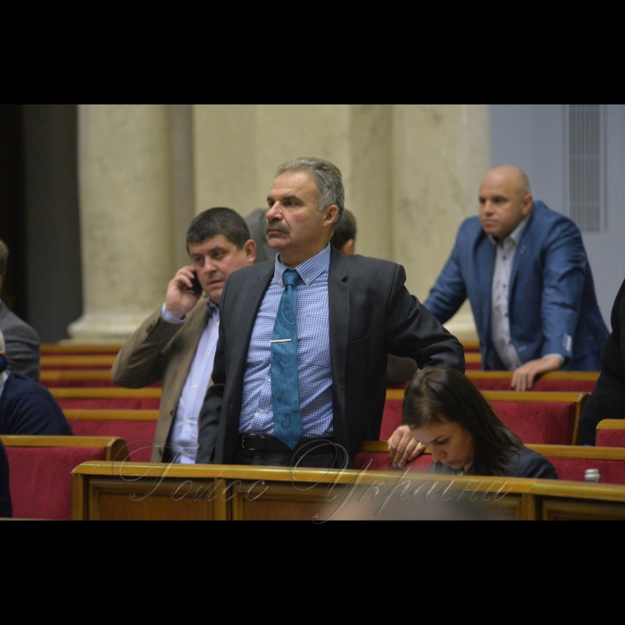 Пленарне засідання Верховної Ради України
А.Парубій повідомив, що у засіданні беруть участь члени Кабінету Міністрів на чолі з Прем’єр-міністром Володимиром Гройсманом. Віктор Еленський-НФ
Розпочалася «година запитань до Уряду».
Він надав слово для виступу Міністру соціальної політики Андрію Реві, який доповів про хід реалізації Закону України «Про внесення змін до деяких законодавчих актів України щодо підвищення пенсій».
