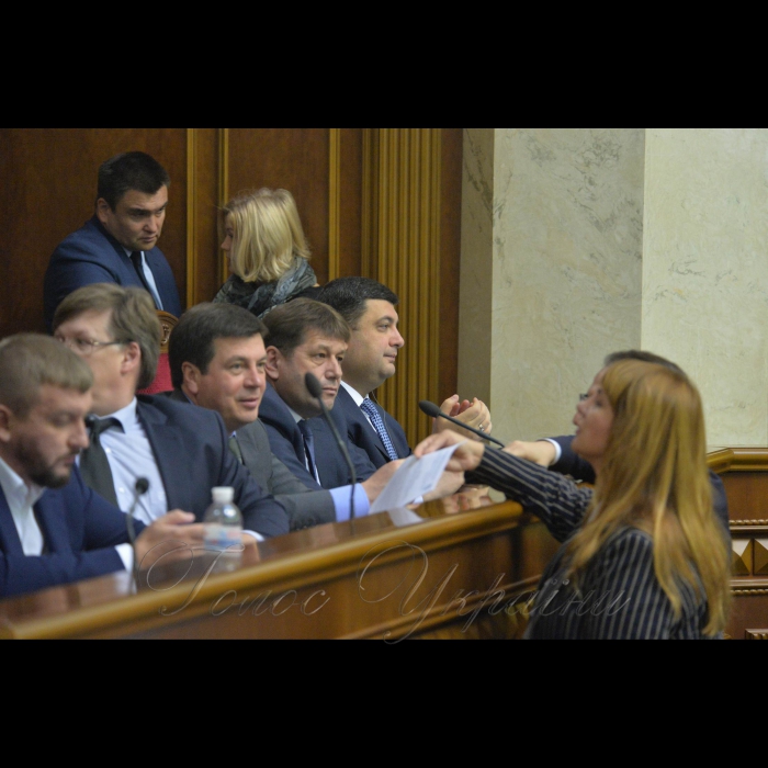 Пленарне засідання Верховної Ради України
А.Парубій повідомив, що у засіданні беруть участь члени Кабінету Міністрів на чолі з Прем’єр-міністром Володимиром Гройсманом. Зубко, Гройсман
Розпочалася «година запитань до Уряду».
Він надав слово для виступу Міністру соціальної політики Андрію Реві, який доповів про хід реалізації Закону України «Про внесення змін до деяких законодавчих актів України щодо підвищення пенсій».
