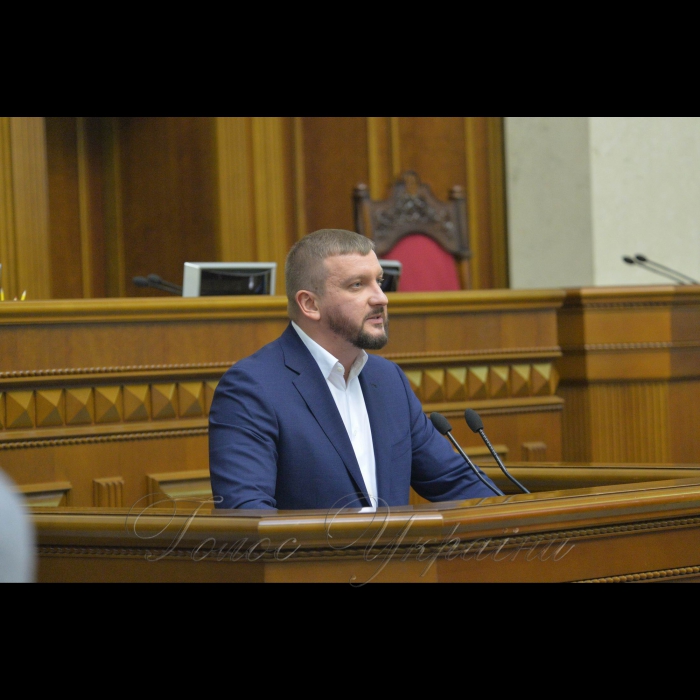 Пленарне засідання Верховної Ради України
А.Парубій повідомив, що у засіданні беруть участь члени Кабінету Міністрів на чолі з Прем’єр-міністром Володимиром Гройсманом. Міністр юстиції України Петренко Павло 
Розпочалася «година запитань до Уряду».
Він надав слово для виступу Міністру соціальної політики Андрію Реві, який доповів про хід реалізації Закону України «Про внесення змін до деяких законодавчих актів України щодо підвищення пенсій».
