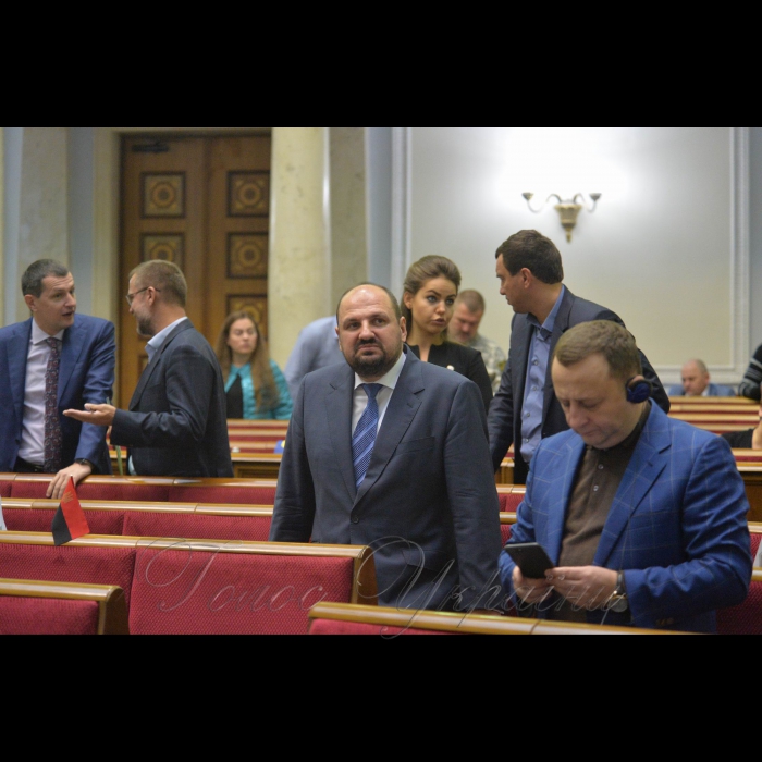 Пленарне засідання Верховної Ради України
А.Парубій повідомив, що у засіданні беруть участь члени Кабінету Міністрів на чолі з Прем’єр-міністром Володимиром Гройсманом. Народний депутат Борис Розенблат -у центрі
Розпочалася «година запитань до Уряду».
Він надав слово для виступу Міністру соціальної політики Андрію Реві, який доповів про хід реалізації Закону України «Про внесення змін до деяких законодавчих актів України щодо підвищення пенсій».
