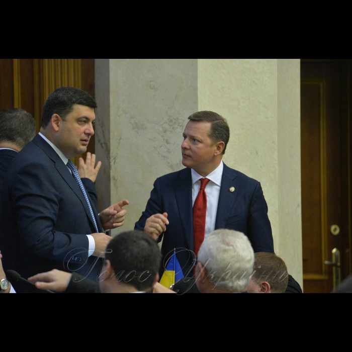 Пленарне засідання Верховної Ради України
А.Парубій повідомив, що у засіданні беруть участь члени Кабінету Міністрів на чолі з Прем’єр-міністром Володимиром Гройсманом. Прем’єр-міністр України Володимир Гройсман, Олег Ляшко 
Розпочалася «година запитань до Уряду».
Він надав слово для виступу Міністру соціальної політики Андрію Реві, який доповів про хід реалізації Закону України «Про внесення змін до деяких законодавчих актів України щодо підвищення пенсій».
