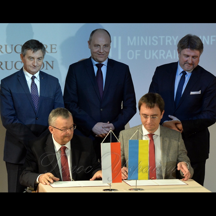 Робочий візит Голови Верховної Ради України Андрія Парубія до Республіки Польща. 
Участь Голови Верховної Ради України Андрія Парубія та Маршалка Сейму Республіки Польща Марка Кухцінського у Конференції на тему парламентського співробітництва в регіоні Центральної і Східної Європи. У рамках конференції  підписано меморандум між міністерствами
інфраструктури України та Польщі. Міністр інфраструктури Республіки Польша Анджей Адамчік, маршалек Сейму Республіки Польща Кухцінський, А.Парубій - Голова Верховної Ради України, депутат Польского Сеймасу голова комісії інфраструктури Богдан Жаньца, міністр інфраструктури України Омельян  