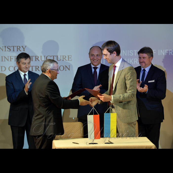 Робочий візит Голови Верховної Ради України Андрія Парубія до Республіки Польща. 
Участь Голови Верховної Ради України Андрія Парубія та Маршалка Сейму Республіки Польща Марка Кухцінського у Конференції на тему парламентського співробітництва в регіоні Центральної і Східної Європи. У рамках конференції  підписано меморандум між міністерствами
інфраструктури України та Польщі. Міністр інфраструктури Республіки Польша Анджей Адамчік, маршалек Сейму Республіки Польща Кухцінський, А.Парубій - Голова Верховної Ради України, депутат Польского Сеймасу голова комісії інфраструктури Богдан Жаньца, міністр інфраструктури України Омельян  