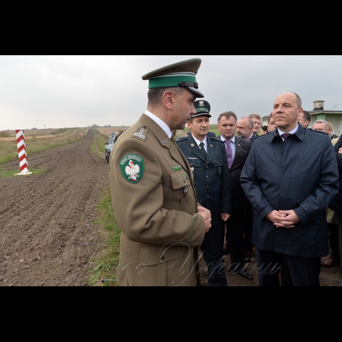 Робочий візит Голови Верховної Ради України Андрія Парубія до Республіки Польща. Пункт пропуску «Нижанковичі-Мальховичі». комендант Бещадського відділення Прикордонної варти РП плк. Роберт Рогоз,  Голова Верховної Ради України Андрій Парубій,  Маршалок Сейму Республіки Польща Марек Кухцінський