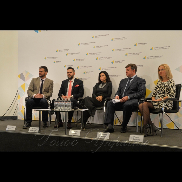 Брифінг в Українському кризисному медіацентрі «Народні депутати за ініціативи експертів наведуть лад у зовнішній рекламі». Зліва направо: Олександр Опанасенко, народний депутат України (фракція Об'єднання «Самопоміч»), співавтор законопроекту, член Комітету Верховної Ради України з питань свободи слова та інформаційної політики
Максим Нефьодов, перший заступник Міністра економічного розвитку і торгівлі України
Вікторія Сюмар, народний депутат України (фракція «Народний фронт»), голова Комітету Верховної Ради України з питань свободи слова та інформаційної політики
Любомир Чорній, старший експерт Програми USAID «Лідерство в економічному врядуванні»
Оксана Поліщук, голова Асоціації операторів зовнішньої реклами України
