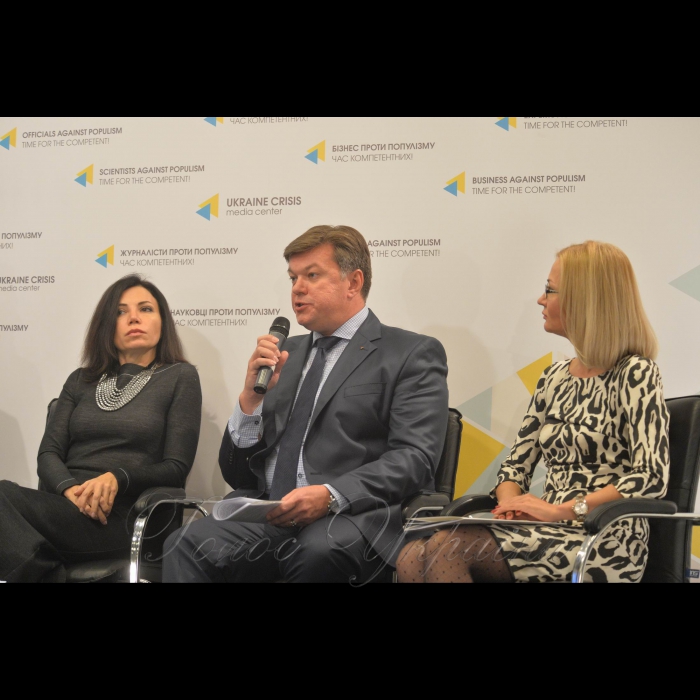 Брифінг в Українському кризисному медіацентрі «Народні депутати за ініціативи експертів наведуть лад у зовнішній рекламі». Вікторія Сюмар, народний депутат України (фракція «Народний фронт»), голова Комітету Верховної Ради України з питань свободи слова та інформаційної політики Любомир Чорній, старший експерт Програми USAID «Лідерство в економічному врядуванні» Оксана Поліщук, голова Асоціації операторів зовнішньої реклами України 