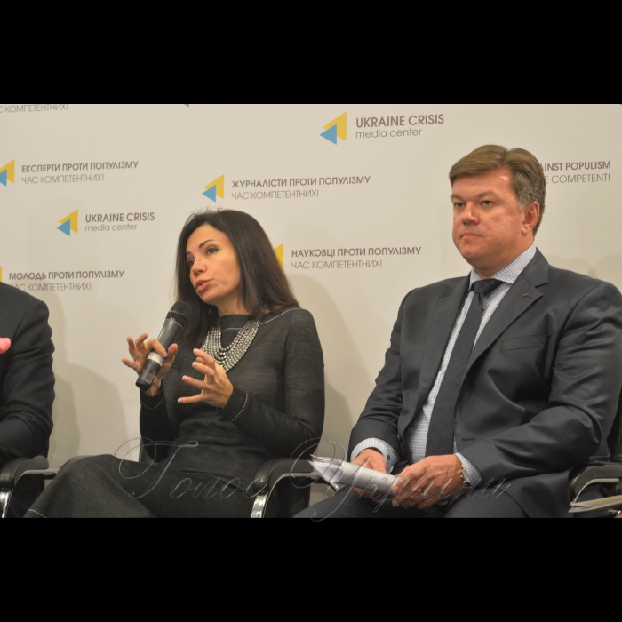 Брифінг в Українському кризисному медіацентрі «Народні депутати за ініціативи експертів наведуть лад у зовнішній рекламі». Вікторія Сюмар, народний депутат України (фракція «Народний фронт»), голова Комітету Верховної Ради України з питань свободи слова та інформаційної політики Любомир Чорній, старший експерт Програми USAID «Лідерство в економічному врядуванні»