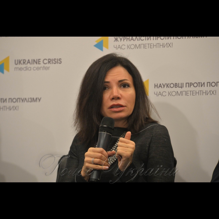 Брифінг в Українському кризисному медіацентрі «Народні депутати за ініціативи експертів наведуть лад у зовнішній рекламі». Вікторія Сюмар, народний депутат України (фракція «Народний фронт»), голова Комітету Верховної Ради України з питань свободи слова та інформаційної політики