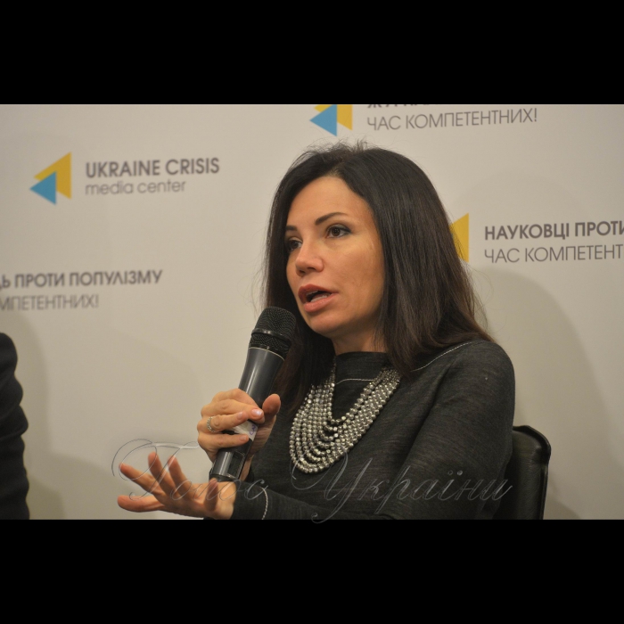 Брифінг в Українському кризисному медіацентрі «Народні депутати за ініціативи експертів наведуть лад у зовнішній рекламі». Вікторія Сюмар, народний депутат України (фракція «Народний фронт»), голова Комітету Верховної Ради України з питань свободи слова та інформаційної політики