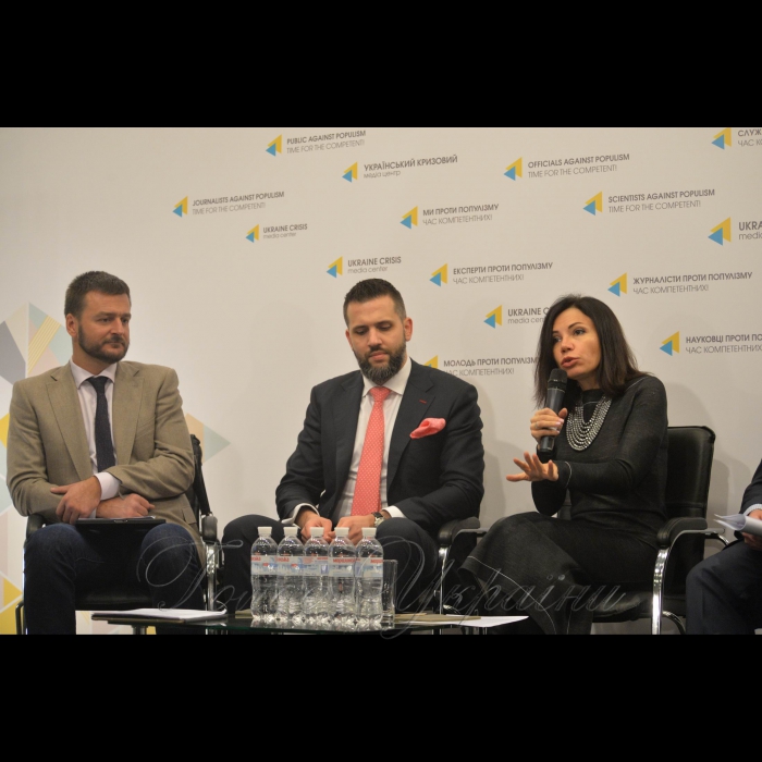 Брифінг в Українському кризисному медіацентрі «Народні депутати за ініціативи експертів наведуть лад у зовнішній рекламі». Олександр Опанасенко, народний депутат України (фракція Об'єднання «Самопоміч»), співавтор законопроекту, член Комітету Верховної Ради України з питань свободи слова та інформаційної політики Максим Нефьодов, перший заступник Міністра економічного розвитку і торгівлі України Вікторія Сюмар, народний депутат України (фракція «Народний фронт»), голова Комітету Верховної Ради України з питань свободи слова та інформаційної політики