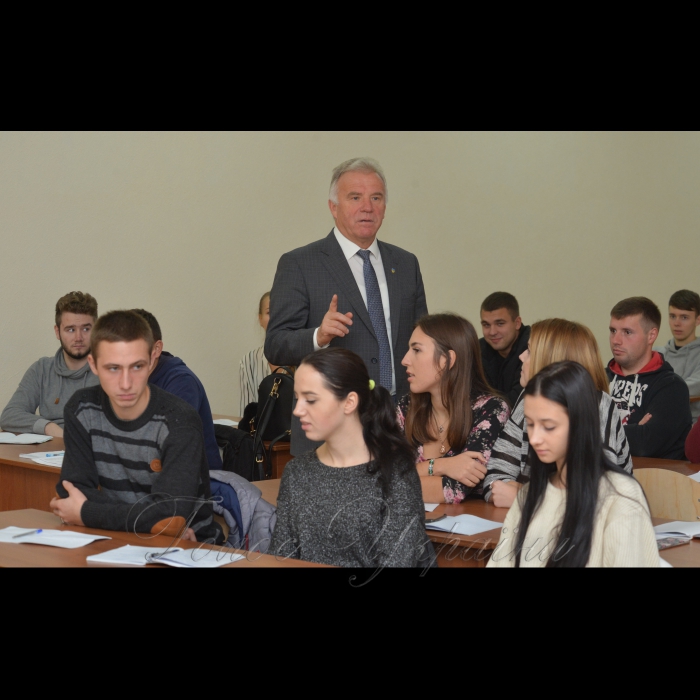 Круглий стіл «Вступна компанія 2017 р. на економічні та управлінські спеціальності до аграрних ВНЗ: оцінка, траєкторія майбутнього» у НУБіП. Станіслав Ніколаєнко ректор Національного університету біоресурсів і природокористування України зі студентами