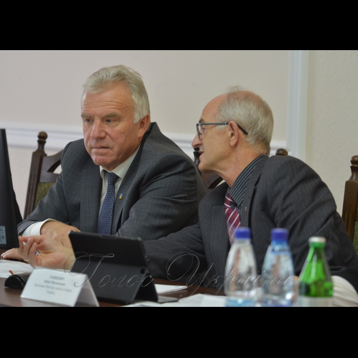 Круглий стіл «Вступна компанія 2017 р. на економічні та управлінські спеціальності до аграрних ВНЗ: оцінка, траєкторія майбутнього» у НУБіП. Станіслав Ніколаєнко ректор Національного університету біоресурсів і природокористування України, заступник Міністра освіти та науки України Юрій Рашкевич