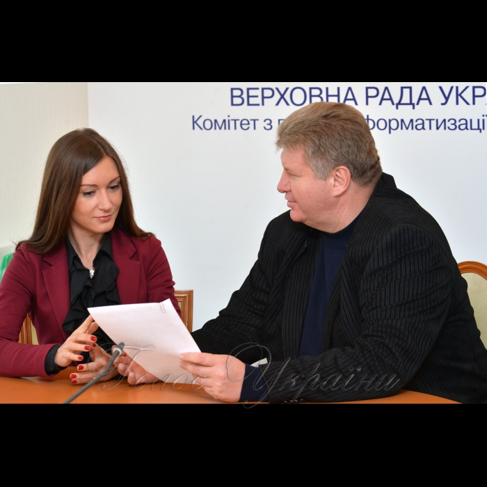 Керівник секретаріату комітету ВР з питань інформатизації та зв'язку Олександр Старинець та головний консультант комітету Ірина Бурсак під час обговорення порядку денного комітету на якому буде розглядатися Проект Закону про внесення змін до Закону України «Про радіочастотний ресурс України щодо забезпечення впровадження нових радіо технологій.