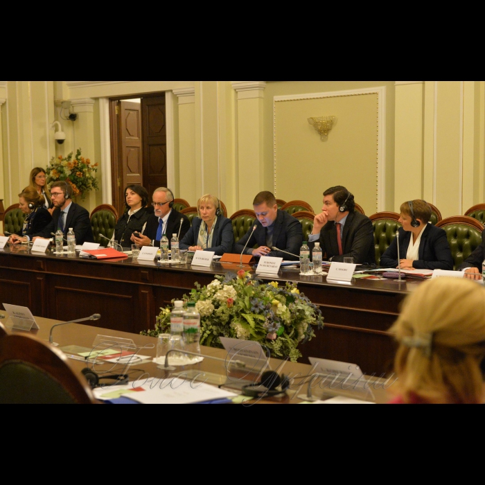 У Києві в приміщеннях Верховної Ради України проходить чергова Шоста сесія Парламентської Асамблеї ЄВРОНЕСТ, у якій беруть участь народні депутати України, європарламентарії та представники парламентів країн Східного Партнерства (Україна, Азербайджан, Вірменія, Грузія, Молдова). 
Плануються засідання чотирьох робочих комітетів (політичного, економічного, енергетичного та соціального) та проведення Жіночого форуму. Сесії ПА ЄВРОНЕСТ проходять почергово в приміщеннях Європарламенту і парламентах країн-партнерів. Нинішня сесія вперше проходитиме у Верховній Раді України.
На фото:
Засідання Комітету з питань економічної інтеграції, адаптації законодавства та узгодження з політикою ЄС
