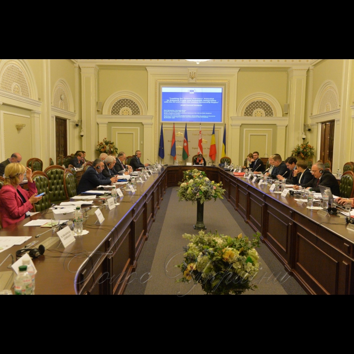 У Києві в приміщеннях Верховної Ради України проходить чергова Шоста сесія Парламентської Асамблеї ЄВРОНЕСТ, у якій беруть участь народні депутати України, європарламентарії та представники парламентів країн Східного Партнерства (Україна, Азербайджан, Вірменія, Грузія, Молдова). 
Плануються засідання чотирьох робочих комітетів (політичного, економічного, енергетичного та соціального) та проведення Жіночого форуму. Сесії ПА ЄВРОНЕСТ проходять почергово в приміщеннях Європарламенту і парламентах країн-партнерів. Нинішня сесія вперше проходитиме у Верховній Раді України.
На фото:
Засідання Комітету з питань економічної інтеграції, адаптації законодавства та узгодження з політикою ЄС
