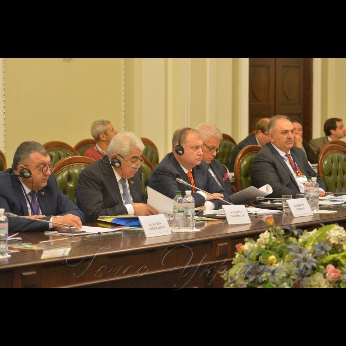 У Києві в приміщеннях Верховної Ради України проходить чергова Шоста сесія Парламентської Асамблеї ЄВРОНЕСТ, у якій беруть участь народні депутати України, європарламентарії та представники парламентів країн Східного Партнерства (Україна, Азербайджан, Вірменія, Грузія, Молдова). 
Плануються засідання чотирьох робочих комітетів (політичного, економічного, енергетичного та соціального) та проведення Жіночого форуму. Сесії ПА ЄВРОНЕСТ проходять почергово в приміщеннях Європарламенту і парламентах країн-партнерів. Нинішня сесія вперше проходитиме у Верховній Раді України.
На фото:
Засідання Комітету з питань економічної інтеграції, адаптації законодавства та узгодження з політикою ЄС
