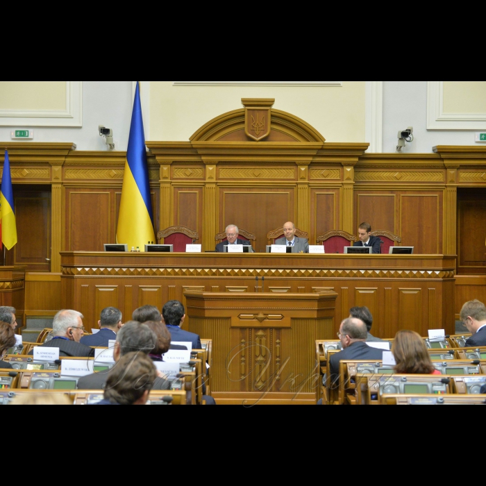У Києві в приміщеннях Верховної Ради України проходить чергова Шоста сесія Парламентської Асамблеї ЄВРОНЕСТ, у якій беруть участь народні депутати України, європарламентарії та представники парламентів країн Східного Партнерства (Україна, Азербайджан, Вірменія, Грузія, Молдова). 
Плануються засідання чотирьох робочих комітетів (політичного, економічного, енергетичного та соціального) та проведення Жіночого форуму. Сесії ПА ЄВРОНЕСТ проходять почергово в приміщеннях Європарламенту і парламентах країн-партнерів. Нинішня сесія вперше проходитиме у Верховній Раді України.
На фото:
Засідання Комітету з політичних питань, прав людини та демократії, у президії Борис Тарасюк

