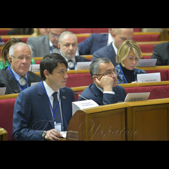 У Києві в приміщеннях Верховної Ради України проходить чергова Шоста сесія Парламентської Асамблеї ЄВРОНЕСТ, у якій беруть участь народні депутати України, європарламентарії та представники парламентів країн Східного Партнерства (Україна, Азербайджан, Вірменія, Грузія, Молдова). 
Плануються засідання чотирьох робочих комітетів (політичного, економічного, енергетичного та соціального) та проведення Жіночого форуму. Сесії ПА ЄВРОНЕСТ проходять почергово в приміщеннях Європарламенту і парламентах країн-партнерів. Нинішня сесія вперше проходитиме у Верховній Раді України.
На фото:
Засідання Комітету з політичних питань, прав людини та демократії, у президії Борис Тарасюк
